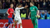 Igor Akinfeev sempat bersitegang dengan Dani Ceballos sebelum meninggalkan lapangan usai kena kartu merah pada enam menit injury time babak kedua. (REUTERS/Tatyana Makeyeva)