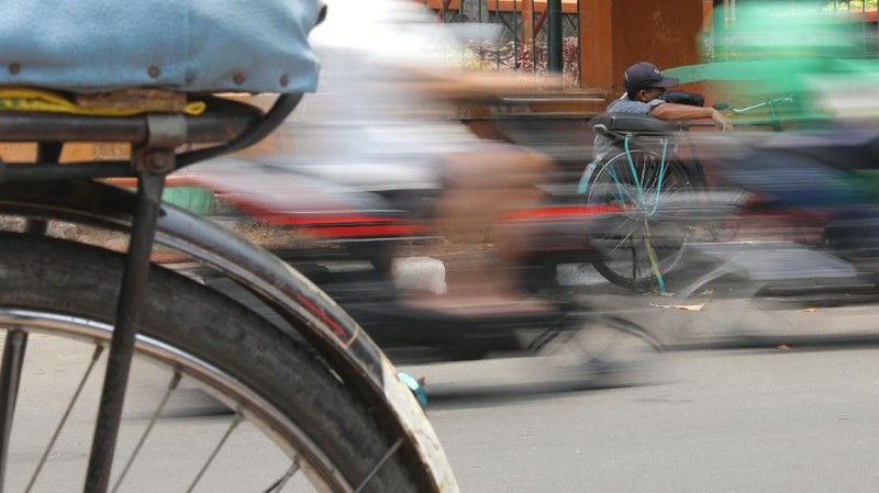Di tengah era transportasi umum yang semakin maju para pengojek sepeda mengalami sepinya penumpang.