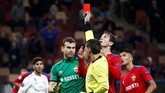 Kiper CSKA Moskow Igor Akinfeev mendapat kartu merah atau dua kali kartu kuning karena protes berlebihan terhadap wasit. (REUTERS/Sergei Karpukhin)