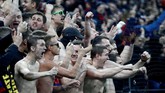Para pendukung fanatik CSKA Moskow merayakan kemenangan mereka atas Real Madrid di Stadion Luzhniki. (REUTERS/Sergei Karpukhin)