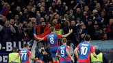 Nikola Vlasic merayakan gol di hadapan para pendukung CSKA Moskow. Gol cepat tim tuan rumah mampu mengejutkan tim arahan Julen Lopetegui. (REUTERS/Tatyana Makeyeva)