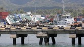Dua kapal terdampar ke dermaga di kawasan pelabuhan Pantoloan, Palu. Setelah rusak karena gempa, Pelabuhan Pantoloan mulai difungsikan kembali untuk mengangkut pengungsi dan distribusi bantuan bencana. (ANTARA FOTO/Irwansyah Putra)