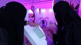 Pemerintah juga menyediakan pembelajaran daring yang disebut Doroob bagi para perempuan ini. (REUTERS/Faisal Al Nasser)