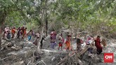Warga korban gempa dan tsunami membawa bantuan dari Presiden RI Joko Widodo di Desa Loli Saluran, Donggala, Sulawesi Tengah, Rabu (3/10). (CNNIndonesia/Adhi Wicaksono)