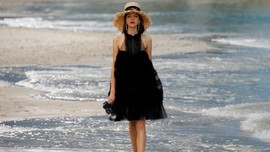 FOTO: Indahnya Musim Panas Chanel di Pantai Sylt