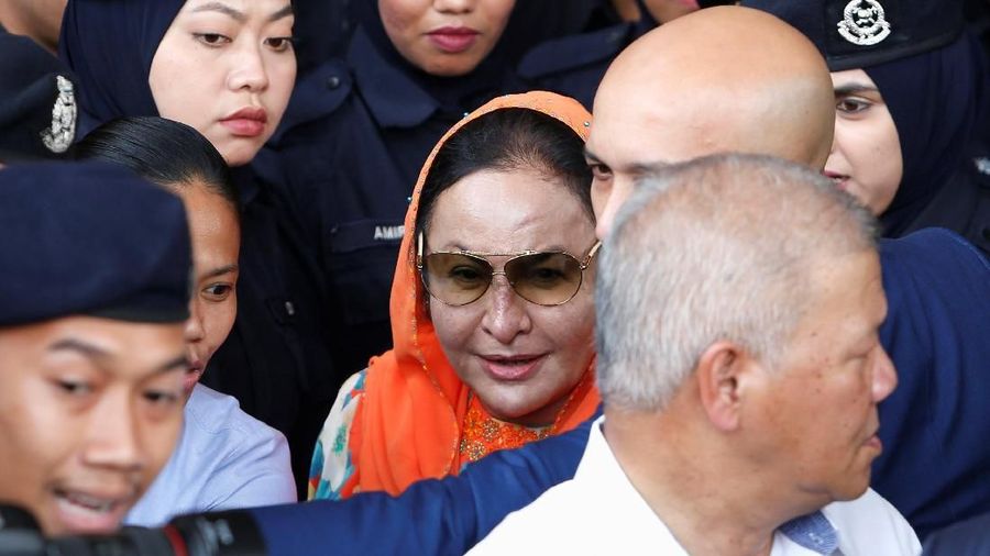 Istri mantan Perdana Menteri Malaysia Najib Razak didakwa dengan 17 tuduhan tindak pidana pencucian uang.