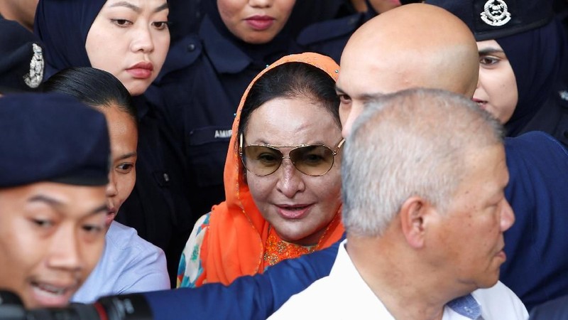 Istri mantan Perdana Menteri Malaysia Najib Razak didakwa dengan 17 tuduhan tindak pidana pencucian uang.