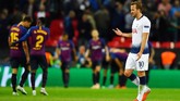 Harry Kane seolah tak percaya gawangnya kebobolan hingga empat gol. Ia mencetak satu gol ke gawang Barcelona, satu gol lagi dipersembahkan Erik Lamela. (REUTERS/Dylan Martinez)