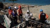 Dalam memulihkan jaringan dan infrastruktur kelistrikan, PLN mengutamakan di lokasi yang menjadi kantong pengungsian. (ANTARA FOTO/Akbar Tado/ama/18).