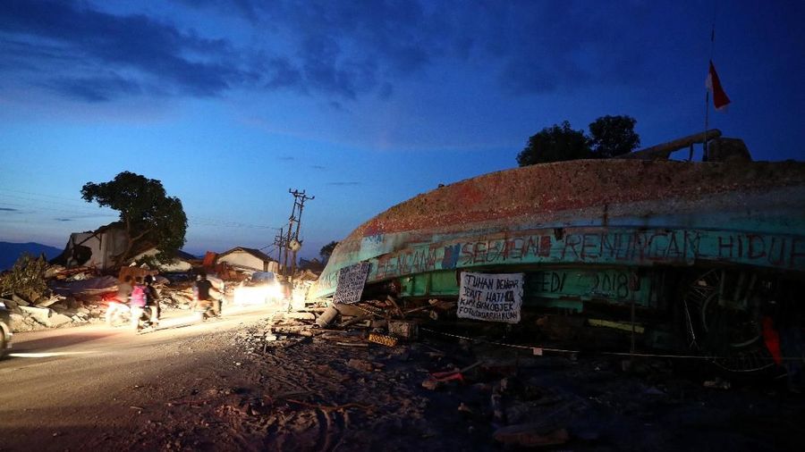 Seminggu setelah gempa bumi besar di Pulau Sulawesi di Indonesia, banyak penduduk setempat yang kehilangan keluarganya