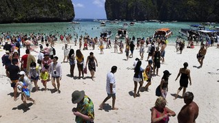 FOTO: Panorama Turis di Pantai 'The Beach'