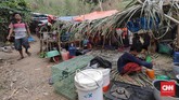 Di pengungsian, warga terus bertahan meski masih minim bantuan. Salah satu logistik yang sangat dibutuhkan yakni makanan bayi dan obat-obatan. (CNN Indonesia/Adhi Wicaksono)