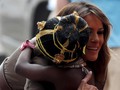 FOTO: Dekap Melania Trump untuk Anak-anak Afrika