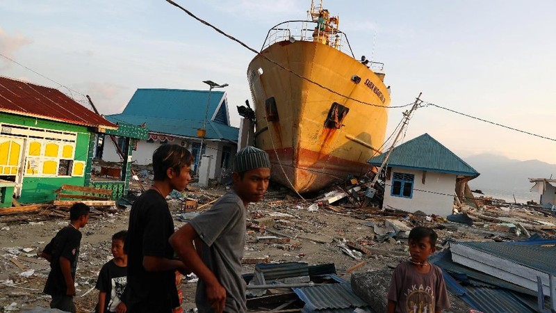 Ukuran kapal yang besar hingga ratusan ton hampir menimpa bangunan rumah disekitar pesisir pantai Palu.