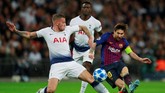 Toby Alderweireld mencoba memblok tendangan Lionel Messi. La Pulga tampil impresif pada laga itu mampu membuat panik pertahanan Spurs. (Reuters/Andrew Couldridge)