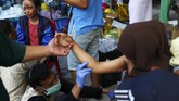Tenaga medis melakukan pemeriksaan pada salah seorang korban gempa dan tsunami Sulawesi Tengah di rumah sakit di Kota Palu, 4 Oktober 2018. Pada hari yang sama, BNPB mendata jumlah korban jiwa telah mencapai 1.424 orang. (REUTERS/Athit Perawongmetha)