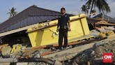 Adhi Sumardin (33) juga selamat. Dia tidak berada di rumah ketika gempa. Saat pulang menuju arah rumah ia bertemu tetangganya yang menyebut Petobo hancur. (CNN Indonesia/Adhi Wicaksono)