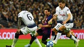 Pemain Tottenham Davinson Sanchez dan Ben Davies kesulitan menyetop pergerakan Lionel Messi. (REUTERS/Dylan Martinez)