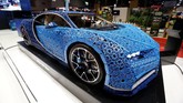 Bugatti Chiron terbuat dari Lego Technic. Penampilannya mirip mobil aslinya saat tampil di Paris Motor Show 2018 digelar pada 4-14 Oktober di Paris Expo Porte de Versailles. (REUTERS/Regis Duvignau)