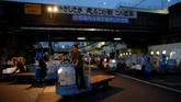 Wisatawan bisa melihat aktivitas pelelangan ikan tuna secara langsung, bahkan menyantap beragam jenis ikan yang ada di Pasar Tsukiji.