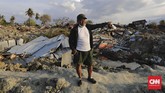 Warga Petobo lainnya yang tidak mau disebutkan namanya mengisahkan, saat gempa terjadi dia menyelamatkan diri ke luar rumah. Dia melihat tanah dari arah depan bergelombang lalu menerjang, menimbun dirinya hingga terperangkap tanah. (CNN Indonesia/Adhi Wicaksono).