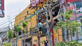 Pemulihan juga dilakukan di kawasan pertokoan. Untuk menggerakkan kembali ekonomi Palu, PLN telah mengalirkan listrik sebanyak 100 kW ke kawasan pertokoan Jalan Gajah Mada. (ANTARA FOTO/Mohamad Hamzah/foc/18.).