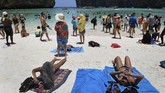 Akibat membludaknya wisatawan di Maya Bay, tahun 2006 pengadilan Thailand membebankan biaya kompensasi kerusakan pada Twentieth Century Fox selaku penanggung jawab film.