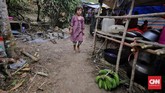 Warga juga memanfaatkan buah-buahan yang terdapat di sekitar perbukitan untuk makan sehari-hari. (CNN Indonesia/Adhi Wicaksono)