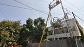 PLN terus melakukan perbaikan jaringan kelistrikan guna memenuhi kebutuhan listrik masyarakat yang menjadi korban gempa dan tsunami. (ANTARA FOTO/Mohamad Hamzah/foc/18).