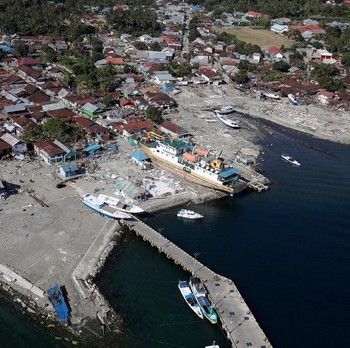Penampakan Kapal Terdampar di Daratan Usai Tsunami Palu