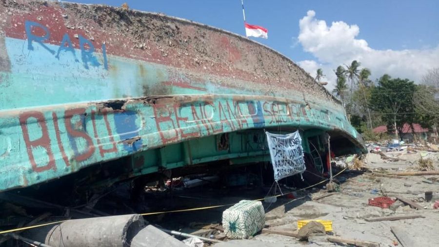 Ukuran kapal yang besar hingga ratusan ton hampir menimpa bangunan rumah disekitar pesisir pantai Palu.