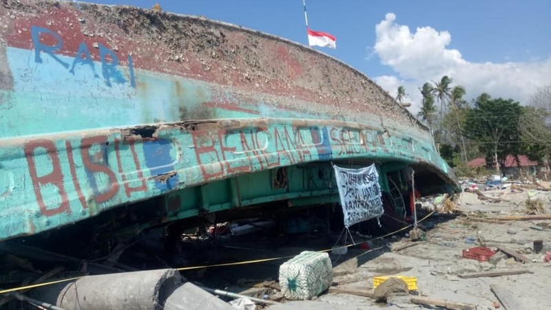 Ukuran kapal yang besar hingga ratusan ton hampir menimpa bangunan rumah disekitar pesisir pantai Palu.