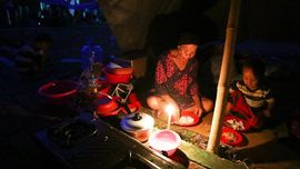 FOTO: Menanti Cahaya Tiba di Pengungsian Gempa Palu
