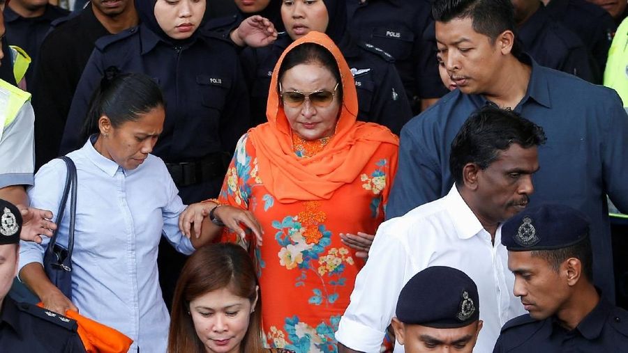 Istri mantan Perdana Menteri Malaysia Najib Razak didakwa dengan 17 tuduhan tindak pidana pencucian uang.