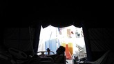 Siluet korban gempa dan tsunami Sulteng yang sedang beristirahat di dalam rumah sakit lapangan di Kota Palu, 4 Oktober 2018. (REUTERS/Athit Perawongmetha)