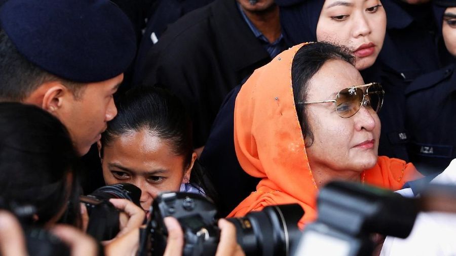 Rosmah Mansor, wife of Malaysia's former Prime Minister Najib Razak, leaves a court in Kuala Lumpur, Malaysia October 4, 2018. REUTERS/Lai Seng Sin