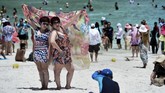 Pantai Maya Bay di Koh Phi Phi, Thailand, ramai didatangi turis yang ingin merasakan suasana ala film 'The Beach' yang dibintangi oleh aktor Hollywood Leonardo Dicaprio.