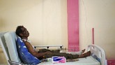 Seorang pasien korban gempa dan tsunami Sulteng, beristirahat dengan duduk di atas ranjang perawatan di sebuah rumah sakit di Kota Palu, 4 Oktober 2018. (REUTERS/Athit Perawongmetha)
