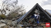 Muhammad Nur (28) juga merupakan salah satu warga yang selamat ketika masih di dalam rumah saat gempa terjadi. Enam orang keluarganya juga berhasil menyelamatkan diri dari bencana ini. (CNN Indonesia/Adhi Wicaksono)