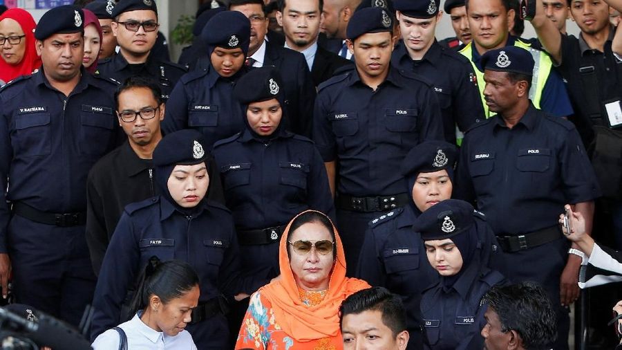 Istri mantan perdana menteri (PM) Malaysia Najib Razak, Rosmah Mansor, didakwa melakukan 17 pelanggaran.