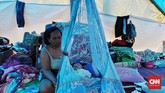 Pun demikian dengan anak-anak bayi dan balita, belum juga mendapat penanganan dan bantuan yang layak. Para orangtua terpaksa merawat anak-anak mereka dengan peralatan seadanya. (CNN Indonesia/Adhi Wicaksono)