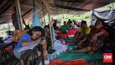 Aktivitas mereka yang biasanya dilakukan di rumah juga terpaksa dijalani di dalam tenda pengungsian, seperti belajar. (CNN Indonesia/Adhi Wicaksono)
