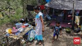 Para pengungsi pun mau tidak mau hanya memanfaatkan barang-barang seadanya untuk digunakan dalam memenuhi kebutuhan sehari-hari. (CNN Indonesia/Adhi Wicaksono)