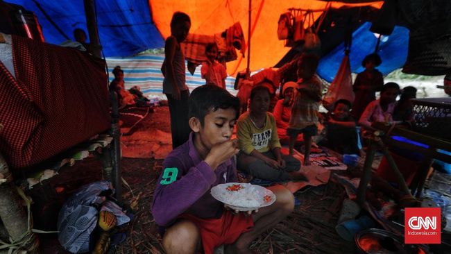 Santap Bersama Keluarga dan Nikmat Mi Instan di Pengungsian