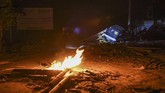 Api menjadi satu-satunya sumber penerangan bagi para korban gempa dan tsunami di Donggala dan Palu di pengungsian. (ANTARA FOTO/Hafidz Mubarak A/kye/18.).