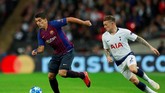 Kieran Trippier mencoba mengejar Luis Suarez. Luis Suarez gagal memberikan kontribusi langsung dalam pertandingan tersebut. (Reuters/Andrew Couldridge)