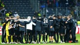 Eintracht Frankfurt merayakan kemenangan pada laga kedua di Grup H Liga Europa melawan Lazio. Kini Frankfurt berada di puncak klasemen Grup G dengan poin enam. (REUTERS/Ralph Orlowski)