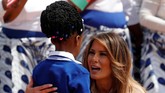 Dekapan Melania Trump untuk anak-anak dan hadiah boneka Teddy Bear mewarnai kunjungan sang Ibu Negara Amerika Serikat itu ke Afrika pada awal pekan ini. (Reuters/Carlo Allegri)
