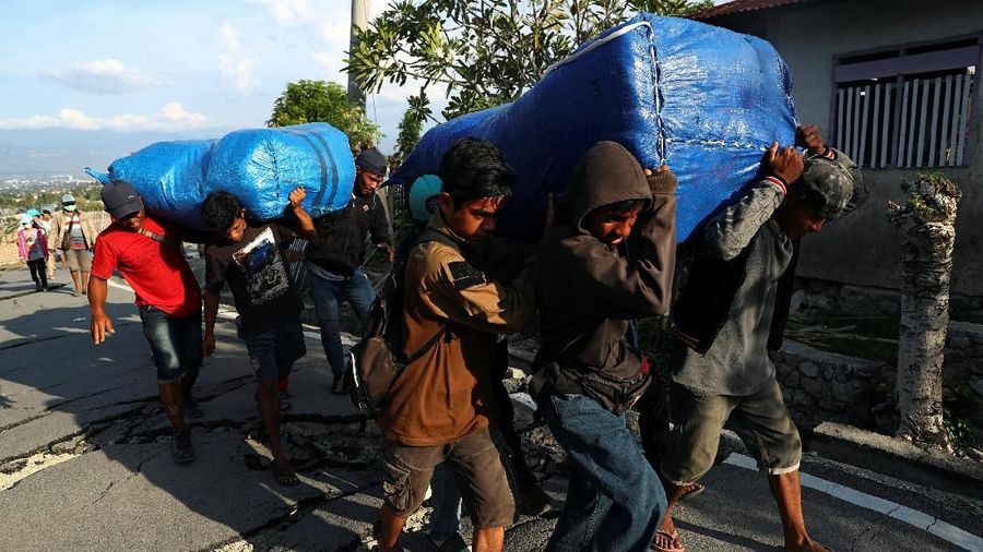 Seminggu setelah gempa bumi besar di Pulau Sulawesi di Indonesia, banyak penduduk setempat yang kehilangan keluarganya
