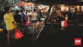Ekonom Indef Bhima Yudhistira menyebut transmisi pelemahan rupiah terhadap kenaikan harga barang dan jasa atau inflasi dapat melalui dua jalur. Yaitu, selisih kurs akan menaikkan impor pangan, dan kenaikan biaya logistik di dalam negeri. (CNN Indonesia/Bisma Septalisma).